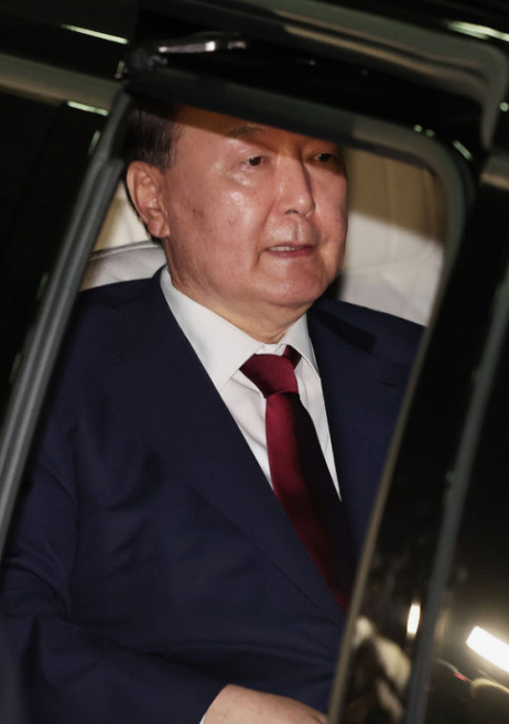 尹 전 <b>대통령</b>, <b>내란</b> 특검 <b>2차 소환</b> 또 ‘불응’…정치·법적... 