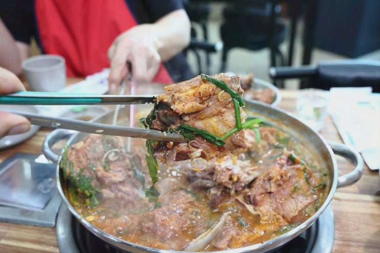  푸짐한감자탕에서 느끼는 강릉현지인맛집의 정취