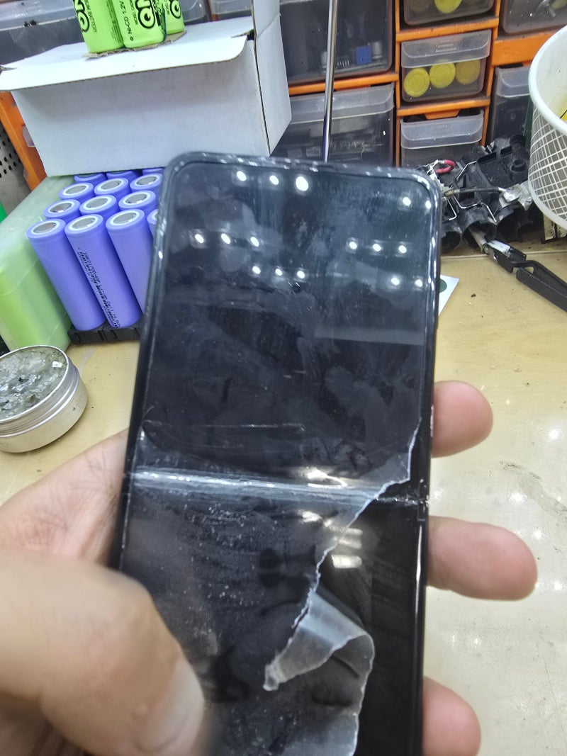 갤럭시 Z플립3 액정 기본 공장출고 LCD 보호필름 제거 DIY 후기