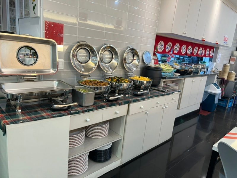 Enjoy a Chinese buffet for just 10,000 won per person at Dosakmyeongga in Songpa, Seoul. 5