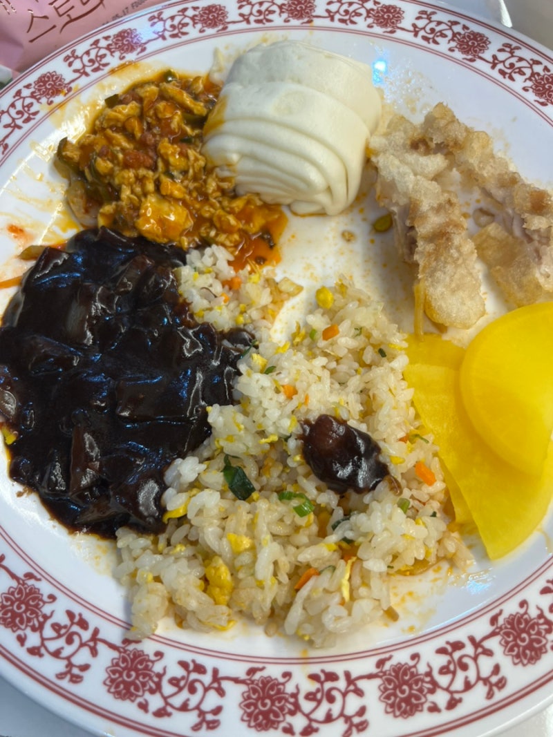 Enjoy a Chinese buffet for just 10,000 won per person at Dosakmyeongga in Songpa, Seoul. 20