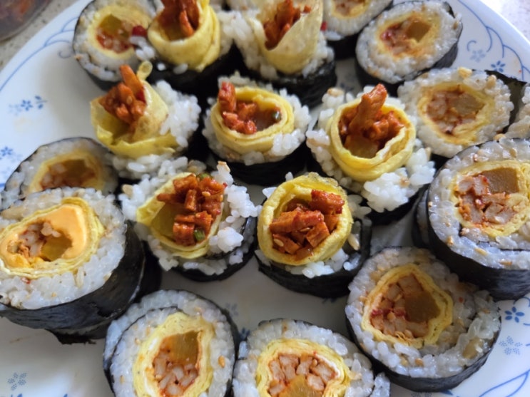 남편을 위한 한끼 김밥 간편하게 양념어묵 넣고 계란지단에 한번 말아서...