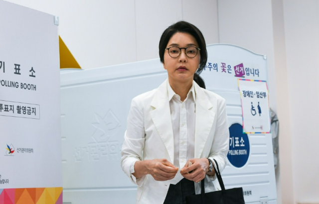  김건희 특검팀, 김 여사 새로 출국금지 조치... 소환 고심