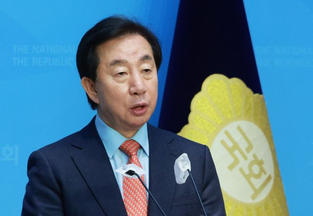  김성태, ‘피서 농성’ 논란에 “나경원, 소꿉놀이 치우고 삭발해라”