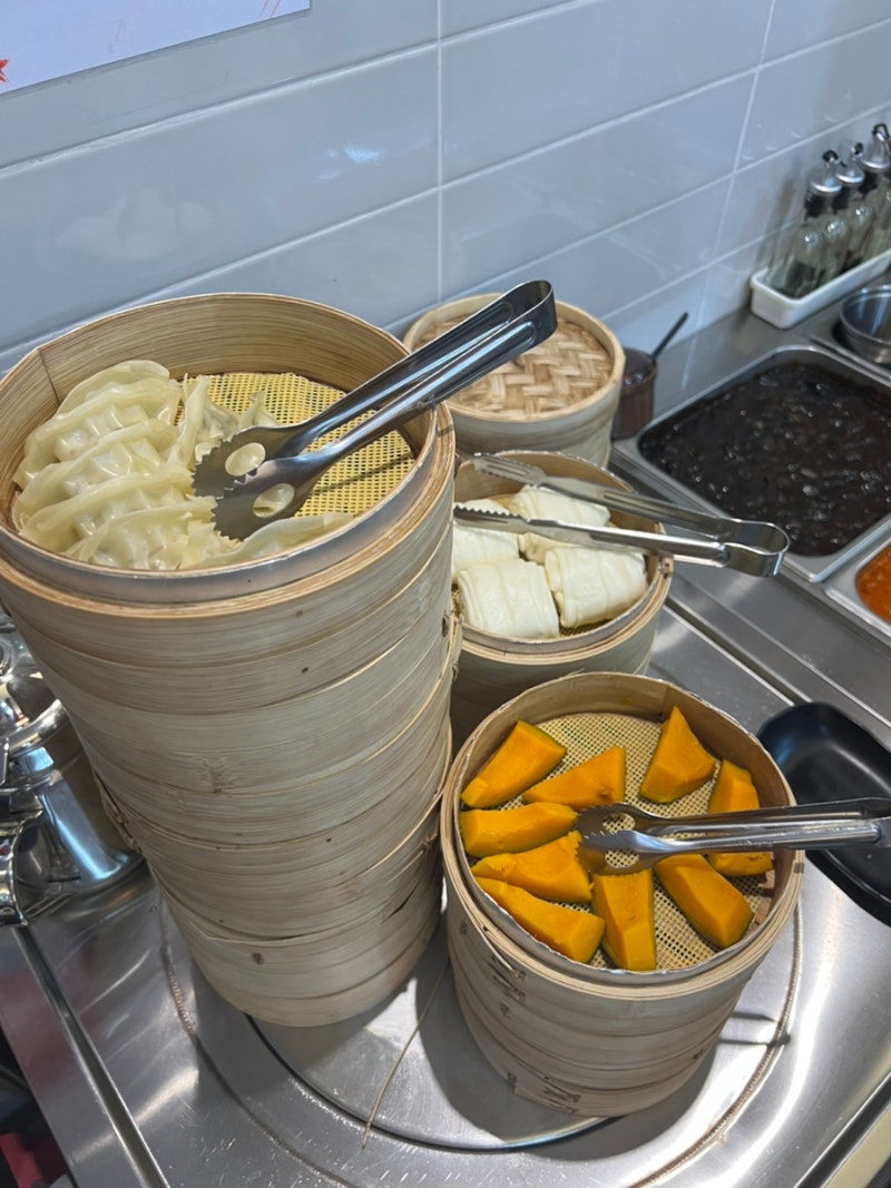 Enjoy a Chinese buffet for just 10,000 won per person at Dosakmyeongga in Songpa, Seoul. 15