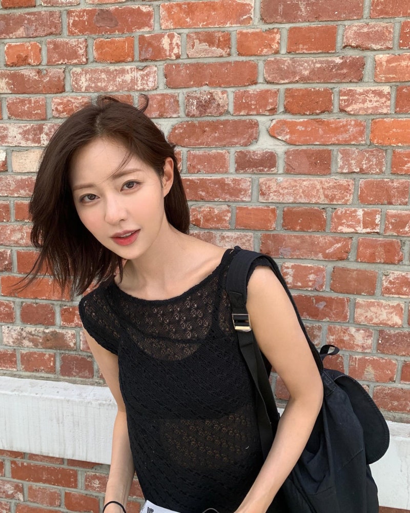신슬기 사복패션, 니트탑과 백팩으로 완성한 여름 블랙 코디