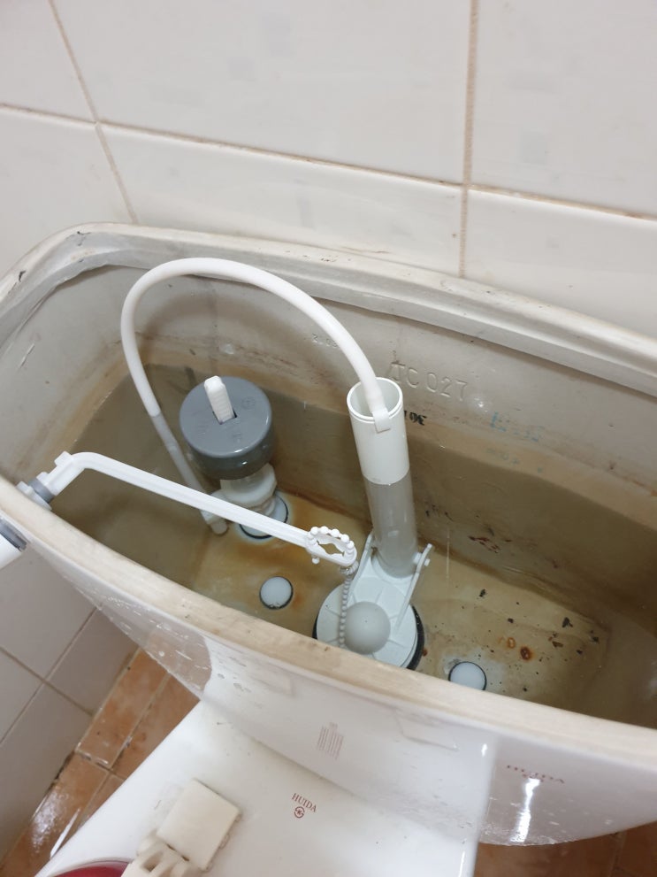  수도계량기가 계속 돌아간다면? 집에서 확인해야 할 3가지 핵심 체크포인트