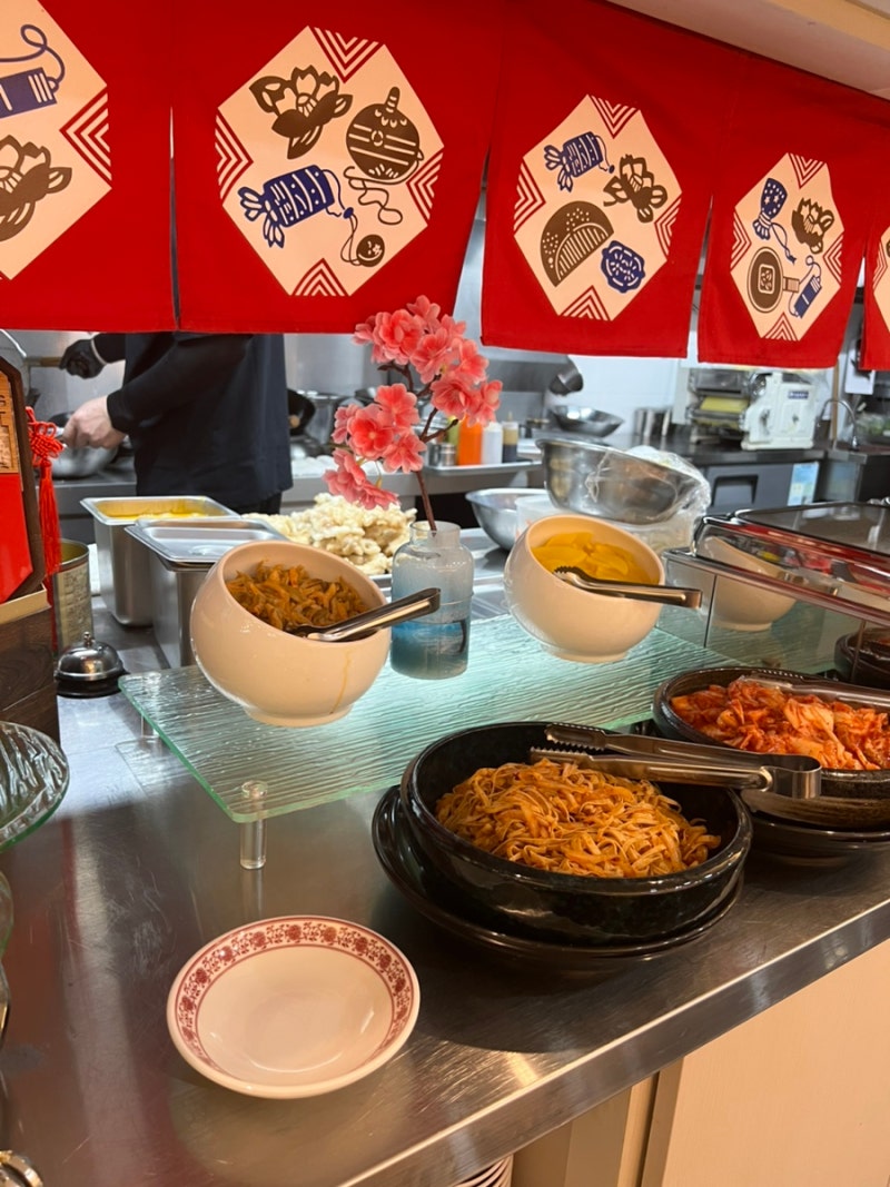 Enjoy a Chinese buffet for just 10,000 won per person at Dosakmyeongga in Songpa, Seoul. 12