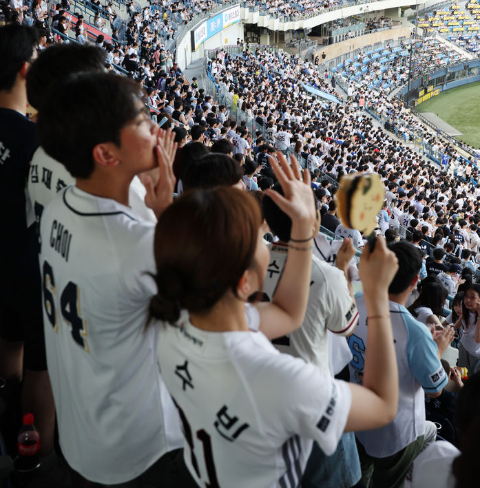 KBO <b>700만 관중</b> 돌파 임박! 인기 상승 이유와 리그 흥행... 