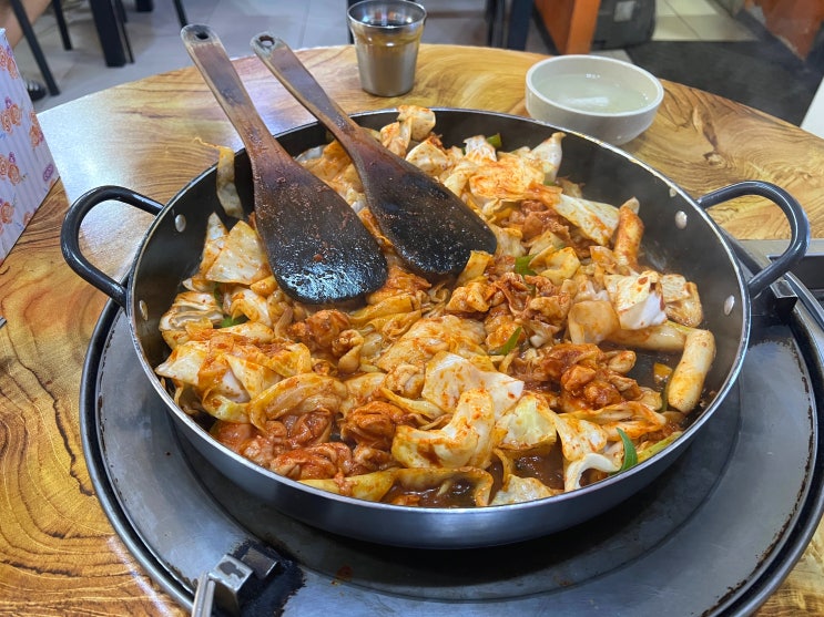  홍대입구역 닭갈비 맛집 양이 푸짐한 우리 닭갈비