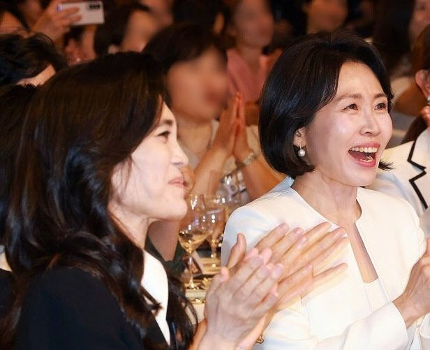  ‘화이트’ 김혜경 여사, ‘블랙’ 이부진 대표…옆자리 앉았다