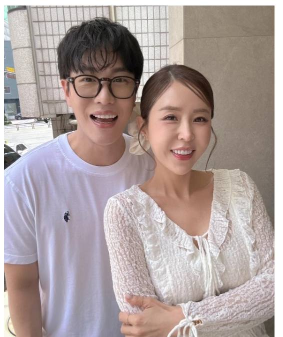 <b>신지</b>, 7세 연하 가수 문원과... 논란과 <b>코요태</b> 멤버들의 반응... 