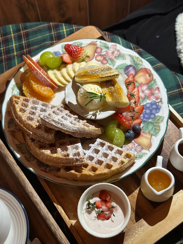  연남동 ‘무심’ 카페 리뷰 다락방 아지트 감성 + 와플 맛집