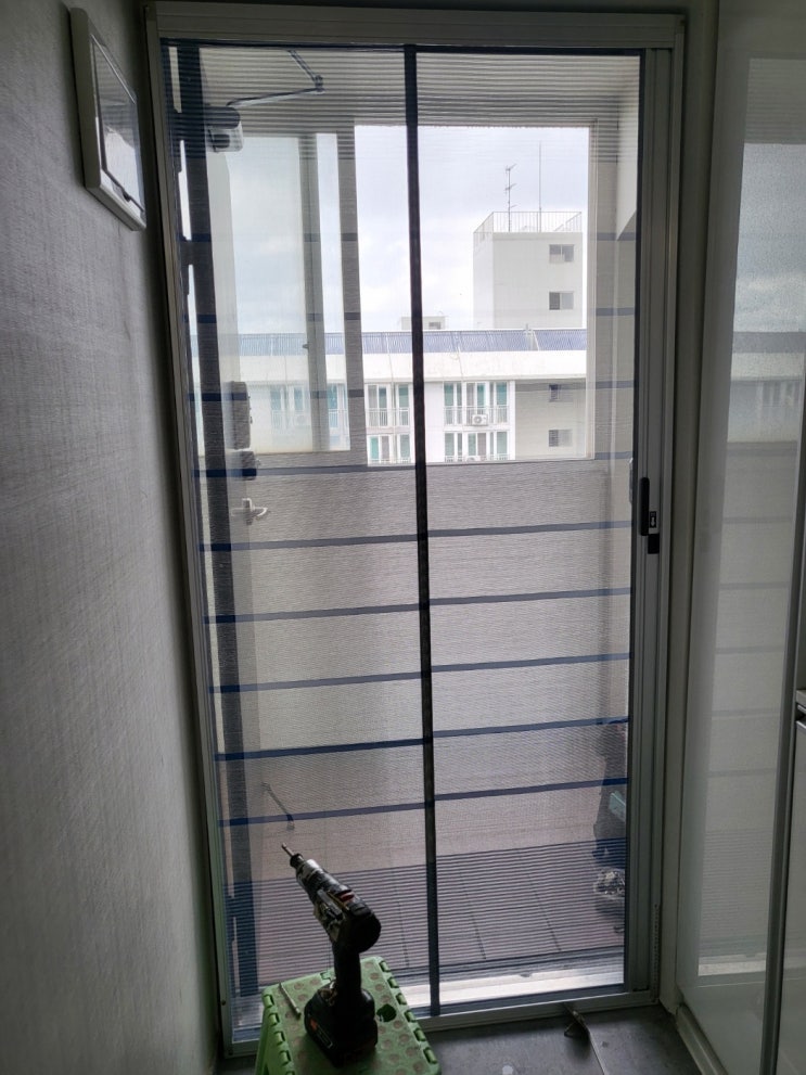 익산방충망 익산방범창 익산열쇠 익산시 모현동 배산휴먼시아 4단지 현관자동롤 방충망 설치