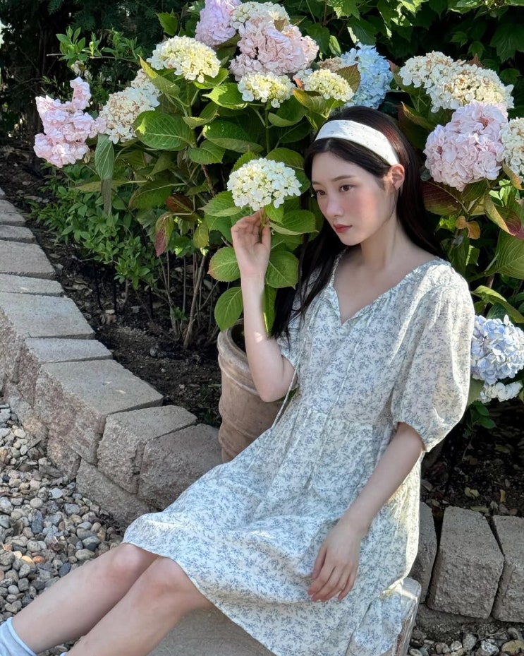  러블리한 여름 데일리룩으로 인기 브랜드 온앤온의 플라워 패턴 꽃무늬 미니 반팔 여자 원피스 코디 추천 w. 정채연