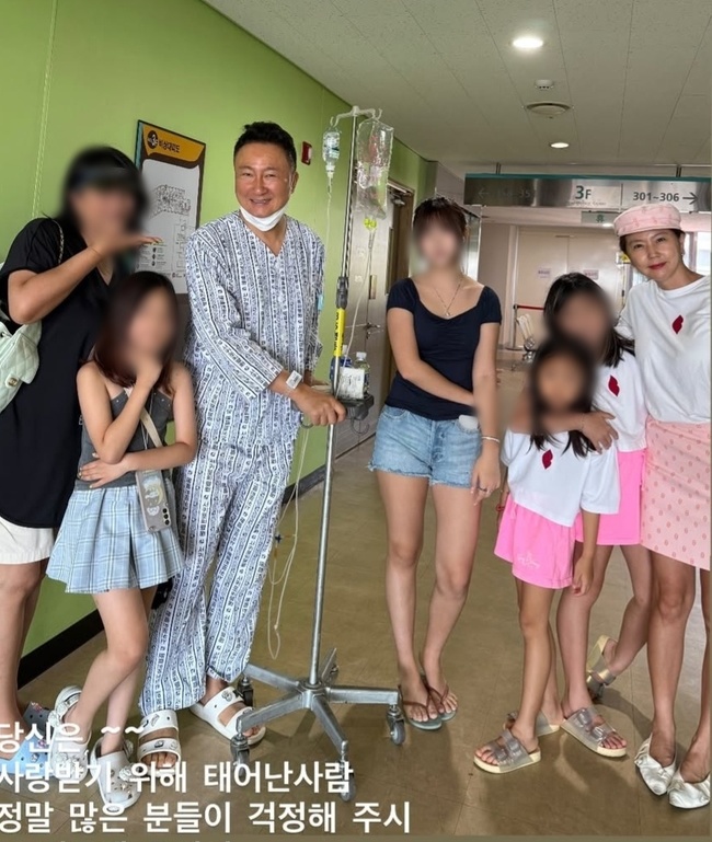 <b>주영훈</b>, 긴급 <b>수술</b> 후 건강 <b>회복</b> 중 병원복 입고 세 딸과 찰칵