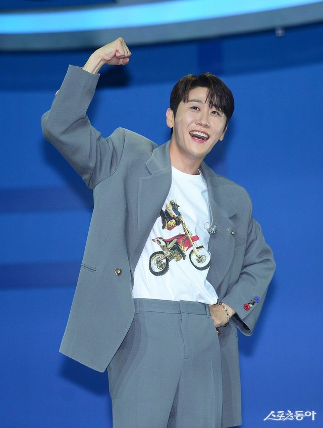 <b>영탁</b>, 대선배 <b>김연자</b>와 여름 정조준…‘<b>주시고</b>’ 22일 발매