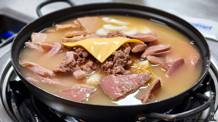  서울 중심에서 단돈 만원으로 퀄리티 있는 부대찌개와 밥, 라면 무한리필집 용산국제회관