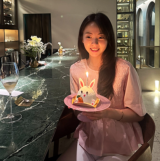 안소희 생일 러블리한 핑크 블라우스 레트로 샤넬백 어떤거?