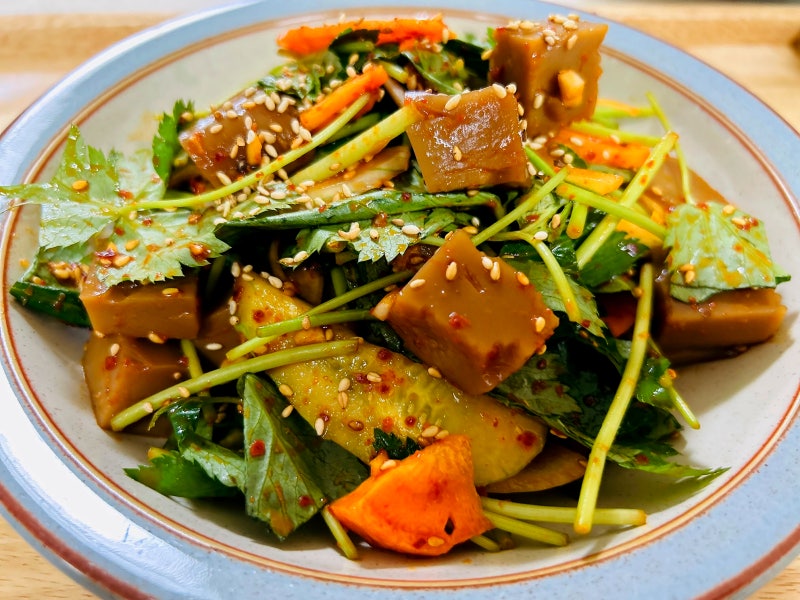 제철 식재료 참나물 활용 맛과 건강을 다 잡은 도토리묵 무침
