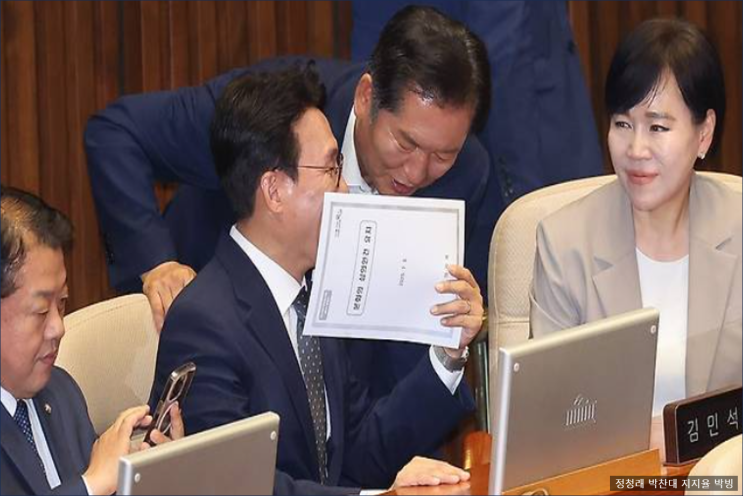 대결이라는 민주당 당대표, 지지율 "<b>정청래</b> 32% vs <b>박찬대</b> 28%"