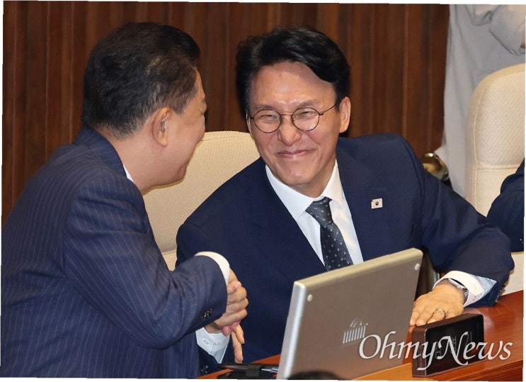 새로운 시작: <b>김민석 국무총리</b>, <b>농민</b>과의 소통으로 첫 발을 내딛다