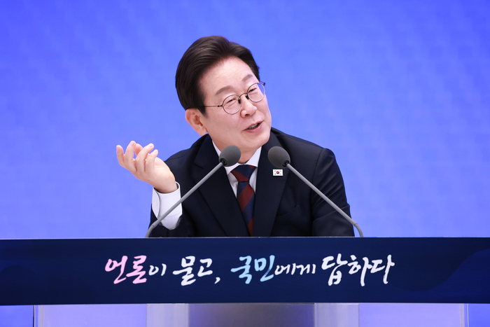 이재명 <b>대통령</b>, "AI·<b>반도체</b> 투자로 코스피 5000 시대 연다"