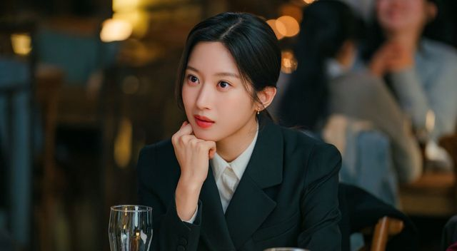  서초동 첫 출근하는 문가영, 이종석과 엇갈린 눈빛