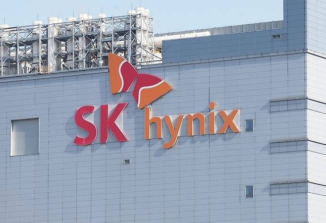 'HBM 강자' SK하이닉스 또 일냈다…구글·아마존까지 싹쓸이 'HBM 강자' SK하이닉스 또 일냈다…구글·아마존까지 싹쓸이