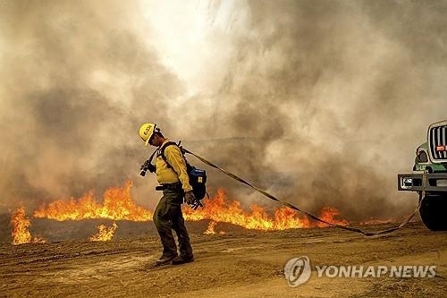 美 캘리포니아 이례적 폭염 속 또 산불…악몽 '스멀스멀' 美 캘리포니아 이례적 폭염 속 또 산불…악몽 '스멀스멀'