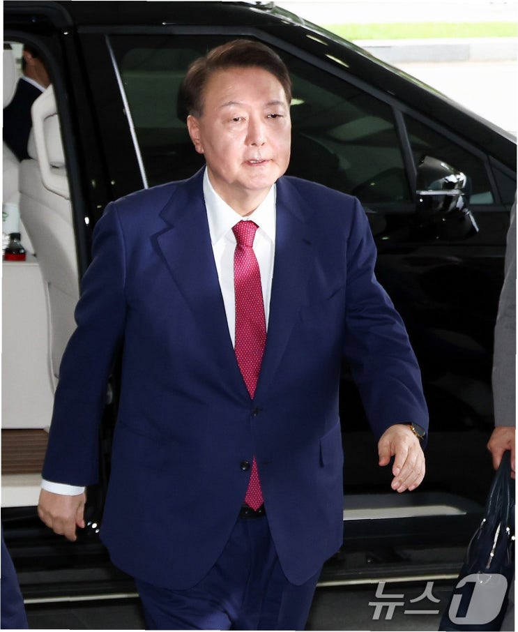 특검, <b>윤석열</b> 전 대통령 2차 <b>조사</b>: <b>체포</b>영장 집행 <b>저지 혐의</b>... 