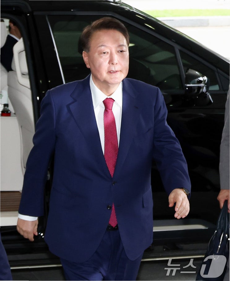 특검, <b>윤석열</b> 전 대통령 2차 <b>조사</b>… <b>체포</b>영장 집행 <b>저지 혐의</b>... 