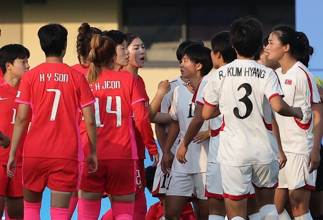  北 깡패축구+폭력축구, 韓 대표팀 또 위협할까…한국과 붙으면 극도 흥분→지소연에 양발 태클→벤치클리어링 난투극 '내년에 또?'