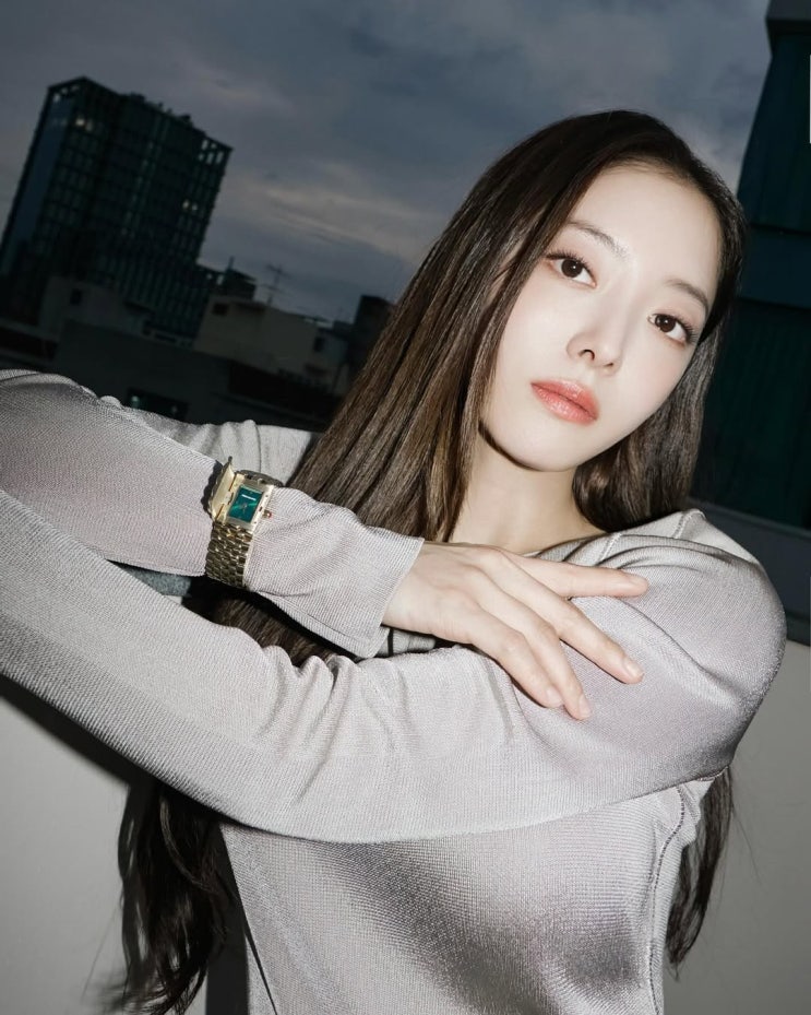  30대 여성 결혼기념일 선물로 최고인 스퀘어 쉐잎의 명품 브랜드 페라가모 여자 메탈 손목 시계 추천 w. 이세영