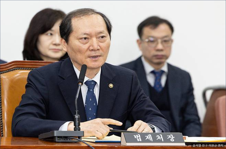 한덕수가 헌법재판관에 지명했던 <b>이완규 법제처장</b> 면직