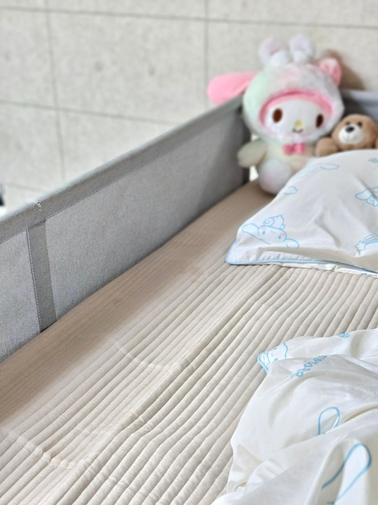  먼지없는침대패드 고정밴드가 있어 아이방 침대에 딱이네