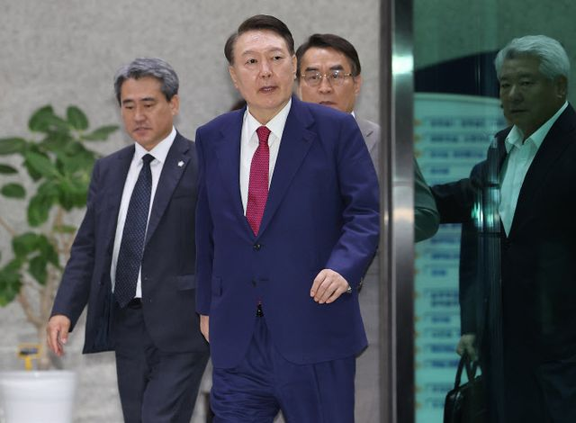  특검, 尹 직권남용 등 혐의 구속영장 청구…4개월 만에 구속기로