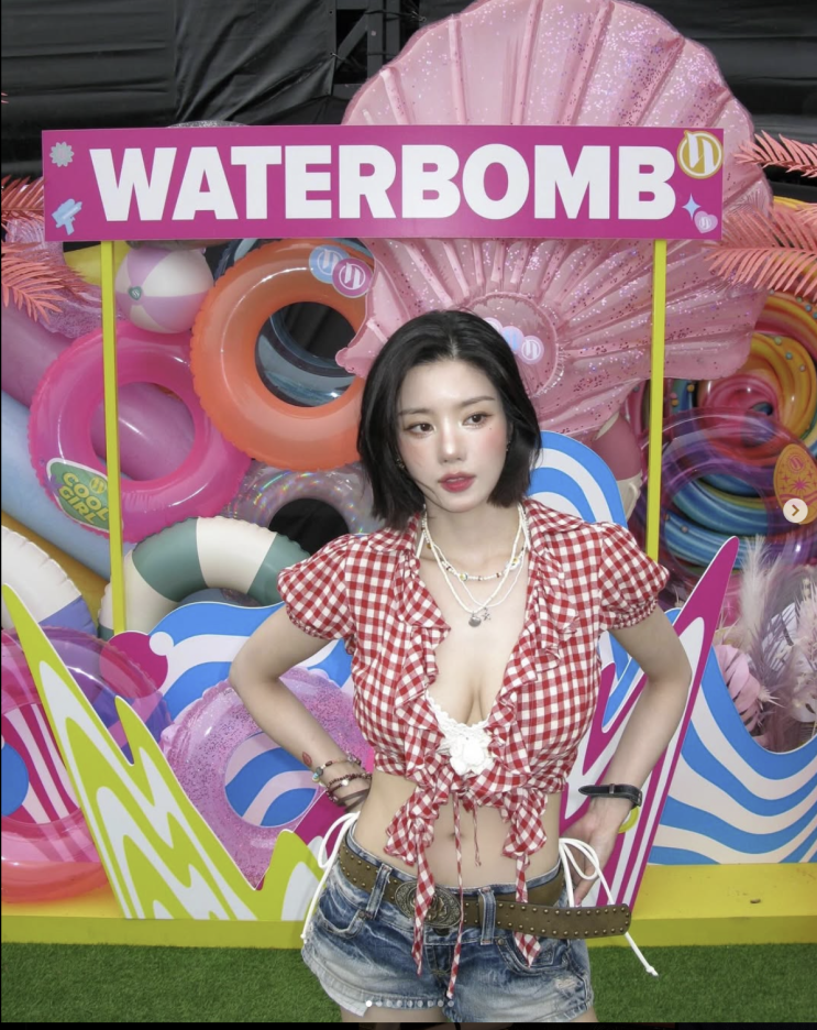  [셀럽 패션] 워터밤의 왕관은 그녀의 것 권은비, 체크셔츠 아래 숨겨둔 반전 비키니룩!