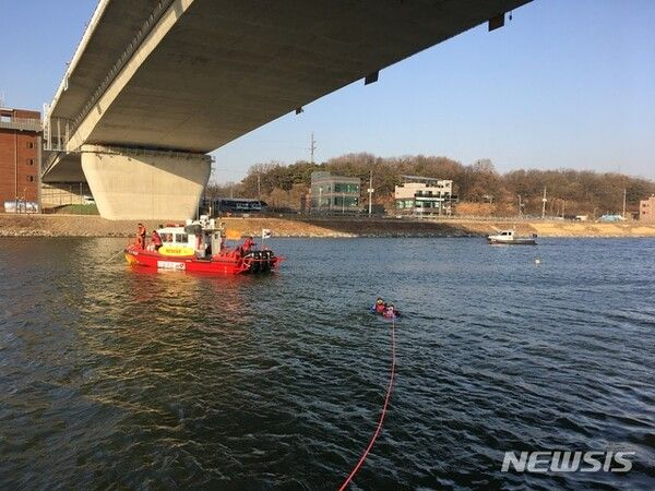 "술취한 친구 물에 빠져"…아라뱃길서 20대 숨진채 발견