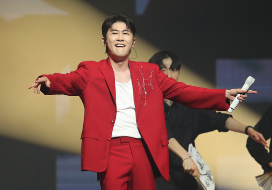 "찐이야"부터 "치킨 신곡"까지, 영탁의 고향과 진짜 이야기. 그의 본명, MBTI, 갤러리까지 총정....