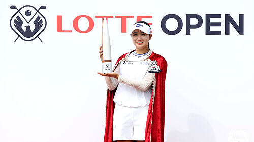  73번의 도전 끝에 웃었다…박혜준, 롯데 오픈 첫 우승 감격