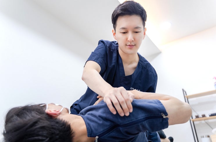  영통추나요법 어깨 충돌증후군을 치료합니다