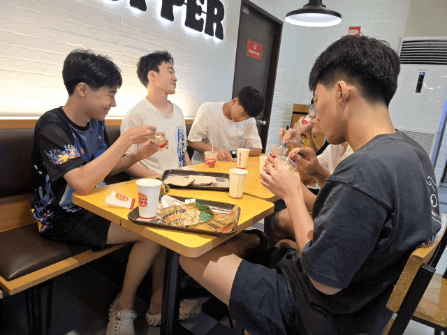  필리핀 알라방 유학 시원한 주말을 보내고 있는 잉글홈 유학생들~