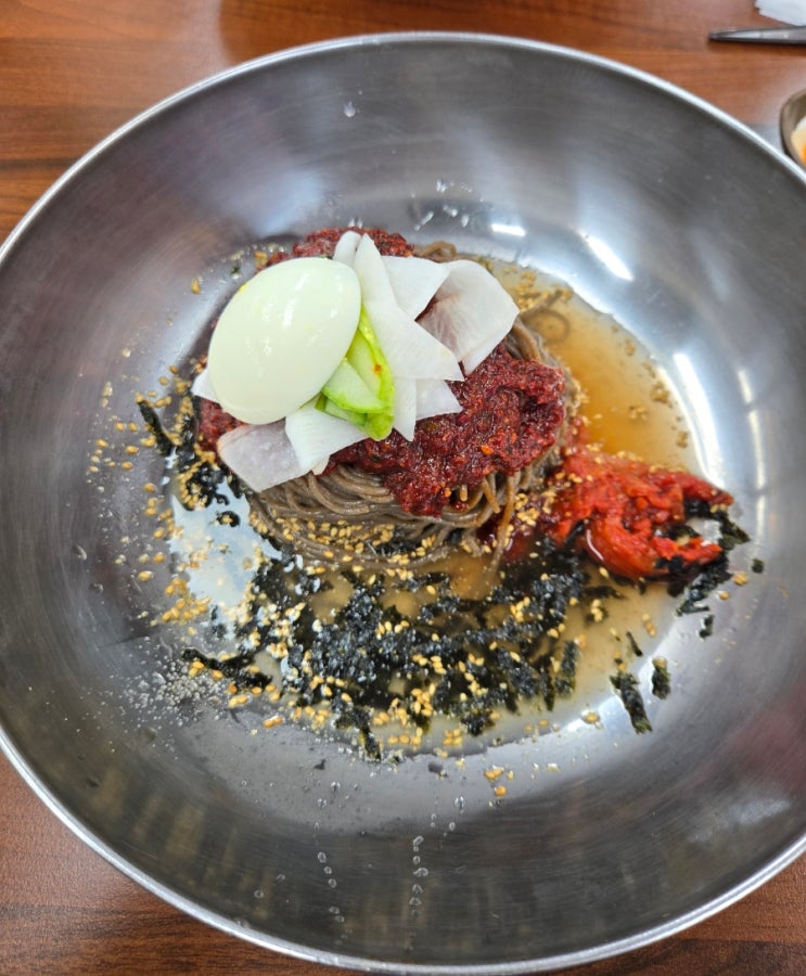  봉평메밀막국수 홍제역점 (비빔막국수, 감자만두) - 홍제동 먹거리, 맛집