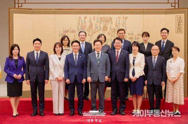 <b>이재명 대통령</b>, 김민석 총리 등에 <b>임명장 수여</b>…"급한 업무... 