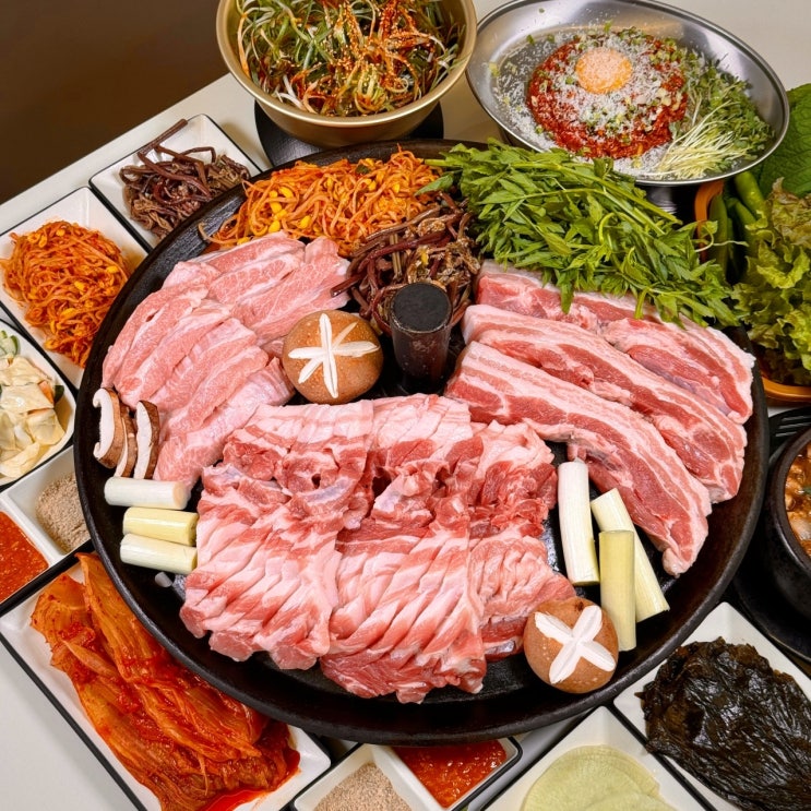  제천 장락동 《육솥》 #솥뚜껑삼겹살 #육회맛집 #싱싱한채소나물 #가족식사 #회식장소추천 #예약필수 #8인실룸  깔끔한 고깃집 단체모임장소추천