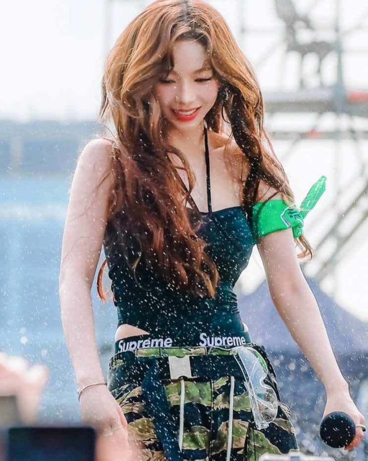  완판 예감! 카리나 워터밤 패션 바디수트·카고팬츠·벨트백