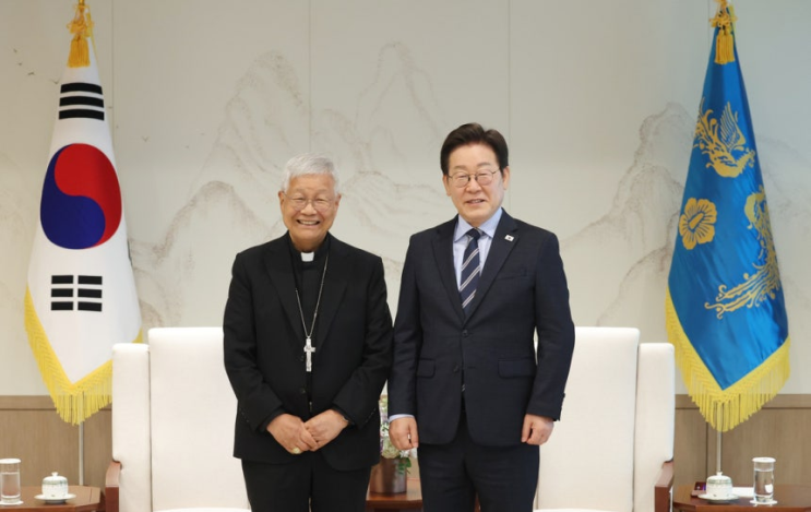 [속보] <b>이 대통령</b>, 유흥식 추기경 만나 <b>교황</b> 방북 <b>요청</b>?! 2027년... 