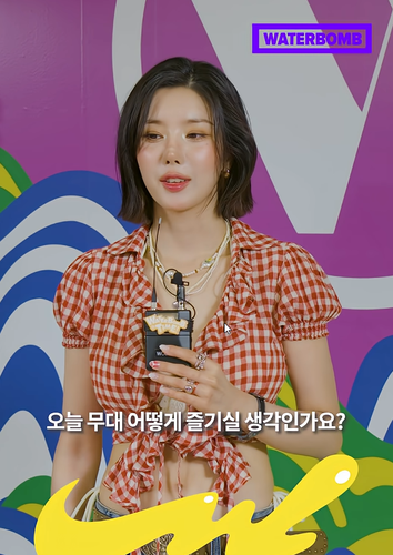 <b>권은비</b>, <b>워터밤</b> <b>무대</b> 뒤 빛나는 '여신'의 순간들 대공개! 압도적... 