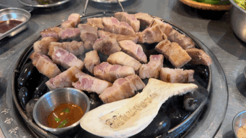  술 한 잔에 데이트하기 좋은 포항 철길 숲 이색 맛집 철길 자갈 구이 고깃집
